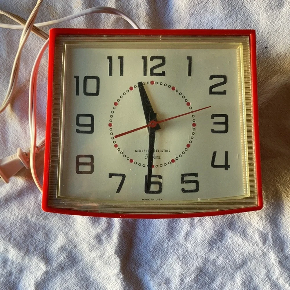 VINTAGE G.E. TELECHRON MODEL 2H1108 RED ELECTRIC WALL CLOCK-TESTED.